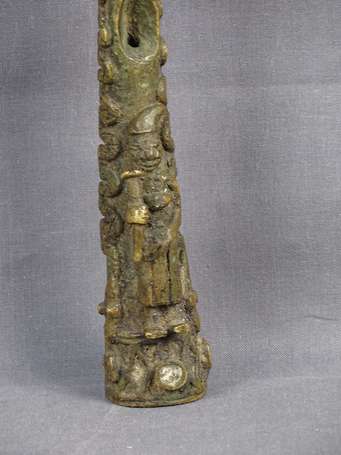 Petite pipe en bronze décorée d'un prêtre et d'un 