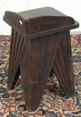 Tabouret de chantre en bois teinté, le siège à 