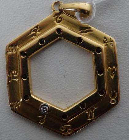 CARTIER. Pendentif hexagonal en or jaune 18K 