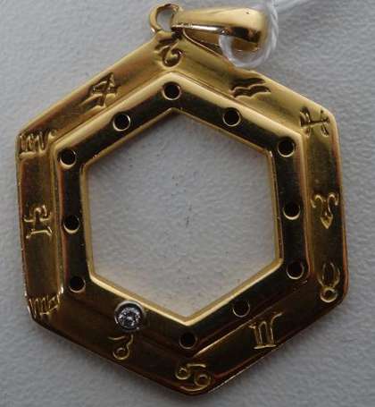 CARTIER. Pendentif hexagonal en or jaune 18K 