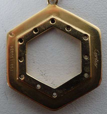 CARTIER. Pendentif hexagonal en or jaune 18K 