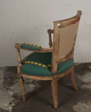 Fauteuil en bois naturel mouluré; le dossier 