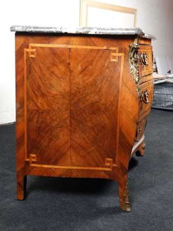 Commode tombeau en bois de placage ouvrant par 