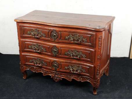Commode galbée en bois naturel ouvrant par  trois 