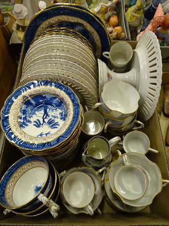 Lot d'assiettes, tasses et sous tasse en 