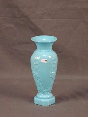 Vase en opaline bleu décor floral H.22,5 cm