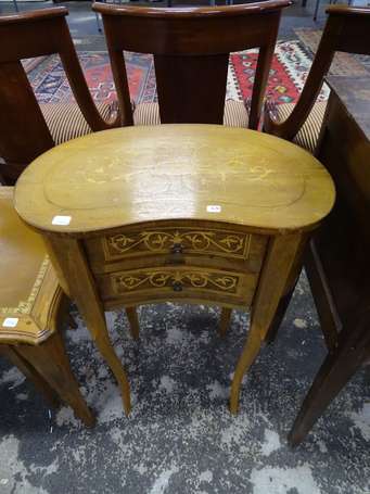 Table de chevet rognon, ouvre par deux tiroirs