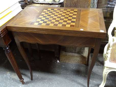 Table à jeu avec plateau marqueté d'un damier