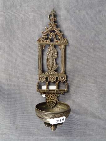 Bénitier en argent à décor d'une vierge à l'enfant