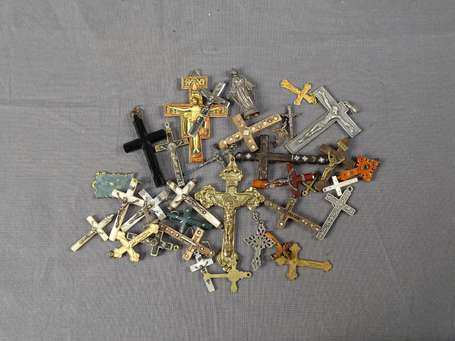 Lot de croix et crucifix en matériaux divers