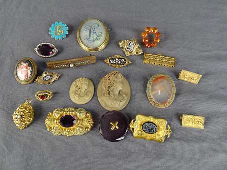 Lot de bijoux fantaisis dont broches en métal 
