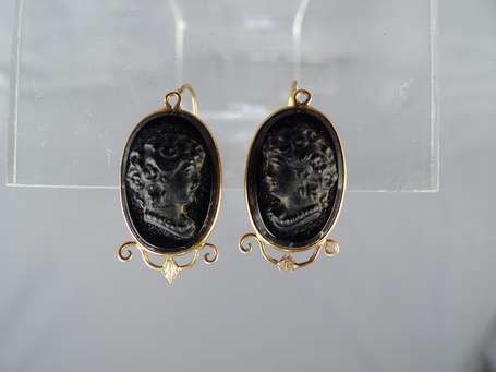 Paire de boucles d'oreille orné d'un camée d'onyx 