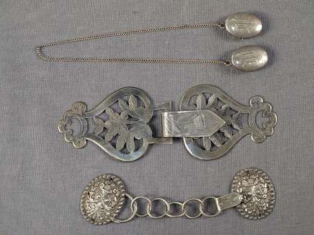 Deux boucles de cape en argent, l'une à décor 