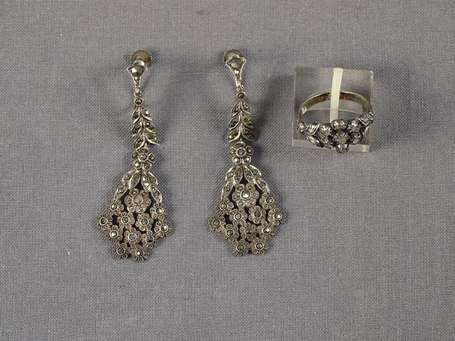 Paire de pendants d'oreille en argent et strass à 