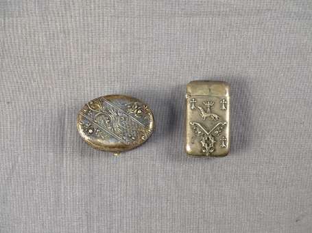 Boite pyrogène en argent appliqué d'hermine. Joint