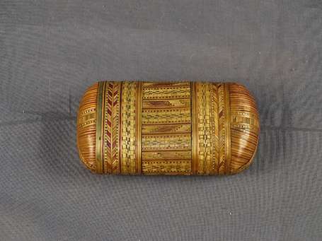 Etui en marqueterie de paille à décor géométrique.