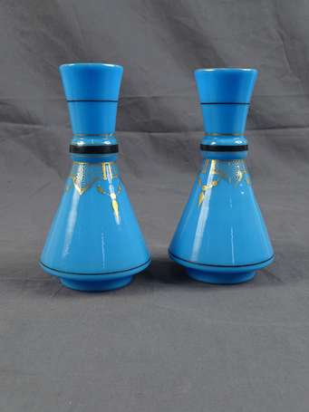 Paire de vases en opaline bleu à décor stylisé 