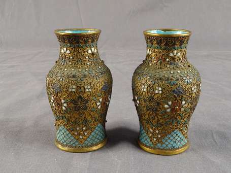 CHINE - Paire de petits vases en émaux cloisonnés 