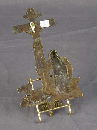 Bénitier en bronze doré à décor d'une crucifixion 