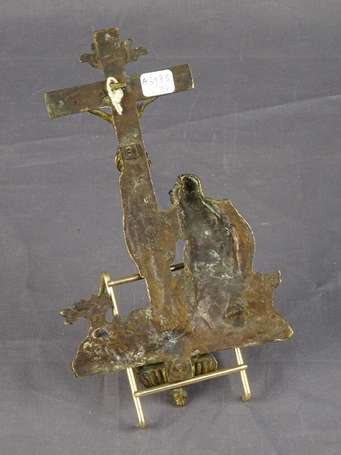 Bénitier en bronze doré à décor d'une crucifixion 