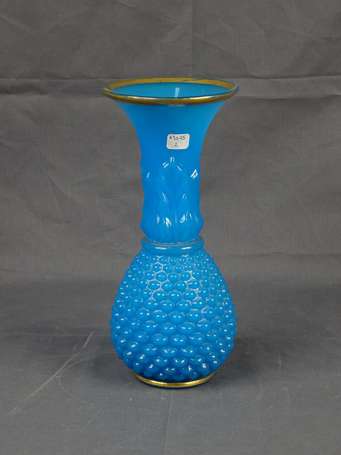 Vase en opaline bleu de forme balustre moulé de 