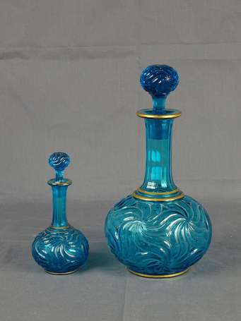 Carafe et carafon en cristal bleu moulé de 