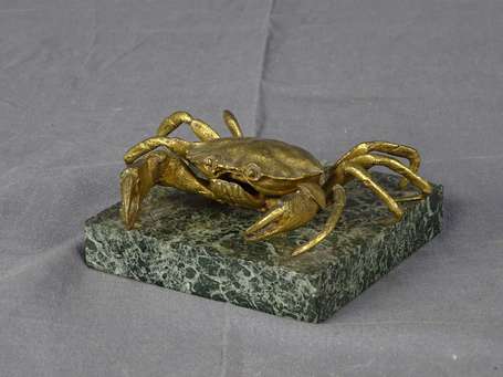 Presse papier Il figure un crabe de bronze doré, 