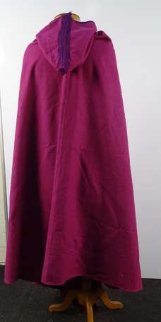 Burnous en drap de laine rose violacé décoré d'un 