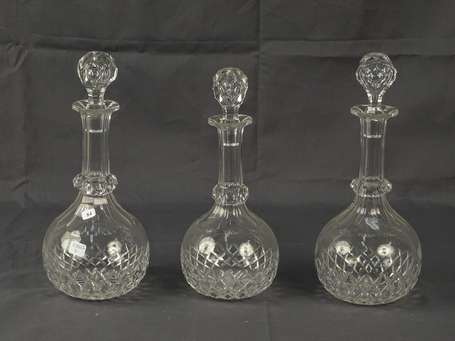 3 carafes en cristal taillé, le col à pans 