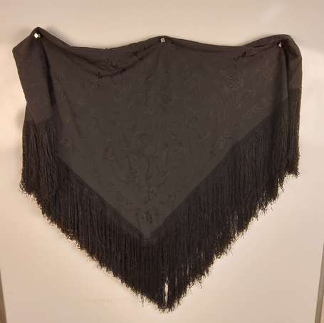 Etole en crêpe de soie noire, encadrement floral 