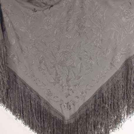 Etole en crêpe de soie noire, encadrement floral 