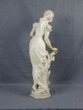 Femme au panier de fleurs, sujet en marbre blanc H