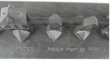 Ancien pont de Pirmil sujet en ardoise. L. 33,5 