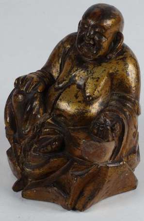 Bouddha sujet en bois sculpté doré Chine H. 18,4 