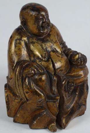 Bouddha sujet en bois sculpté doré Chine H. 18,4 