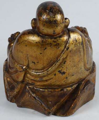 Bouddha sujet en bois sculpté doré Chine H. 18,4 