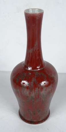 Vase bouteille renflé en porcelaine émaille sang 