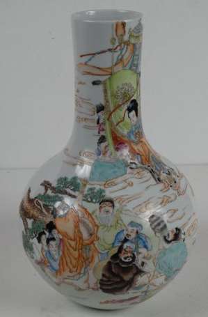 Vase bouteille en porcelaine polychrome, légende 