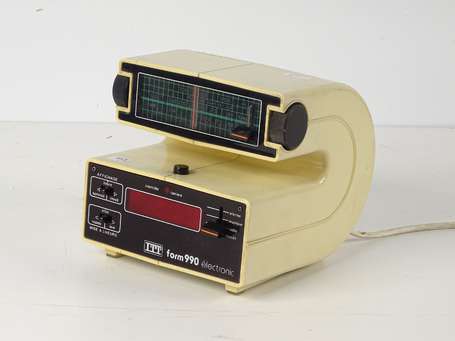 Radio-réveil ITT form 990, années 1970.
