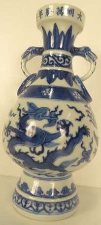 CHINE. Vase balustre en porcelaine à décor en bleu