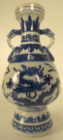 CHINE. Vase balustre en porcelaine à décor en bleu