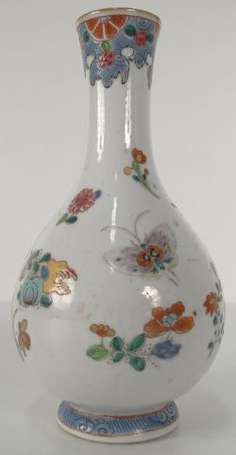 CHINE. Vase bouteille en porcelaine à décor 