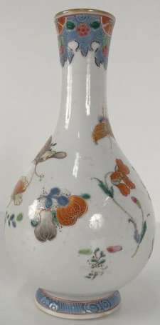 CHINE. Vase bouteille en porcelaine à décor 