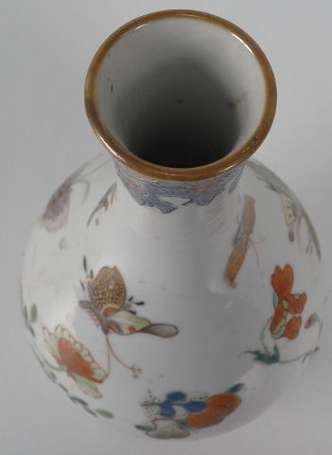 CHINE. Vase bouteille en porcelaine à décor 