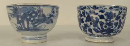 CHINE. Deux petits bols en porcelaine à décor en 