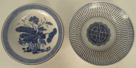CHINE. Deux plats en porcelaine à décor en bleu 