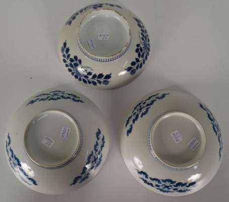 JAPON. Trois coupes sur pied en porcelaine dans le