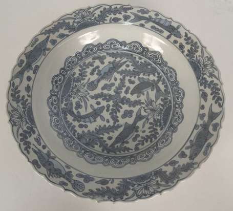 CHINE. Plat en porcelaine à décor en bleu sous 