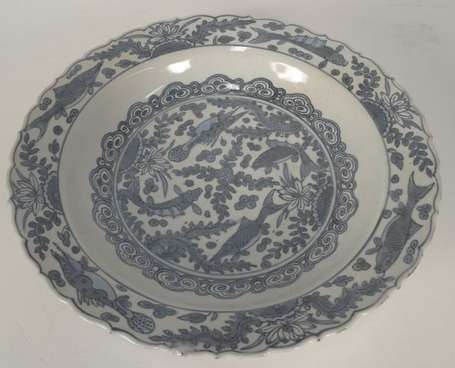 CHINE. Plat en porcelaine à décor en bleu sous 