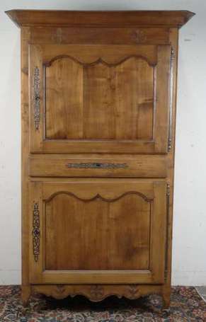 Cabinet en bois fruitier, il ouvre à deux portes à